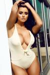 загарелая Abigail Ratchford показывает прелести